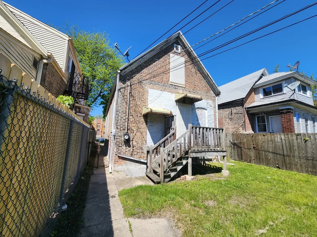7403 South Dante Avenue Chicago IL 60619