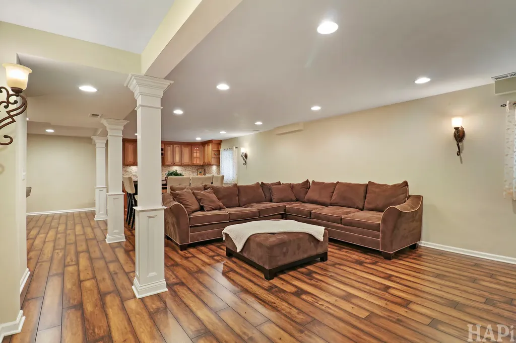 1090 Winding Glen Court Carol Stream IL 60188