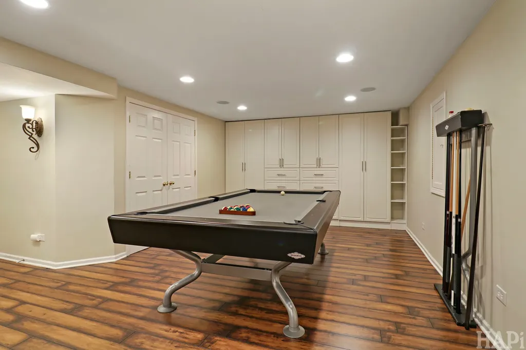 1090 Winding Glen Court Carol Stream IL 60188