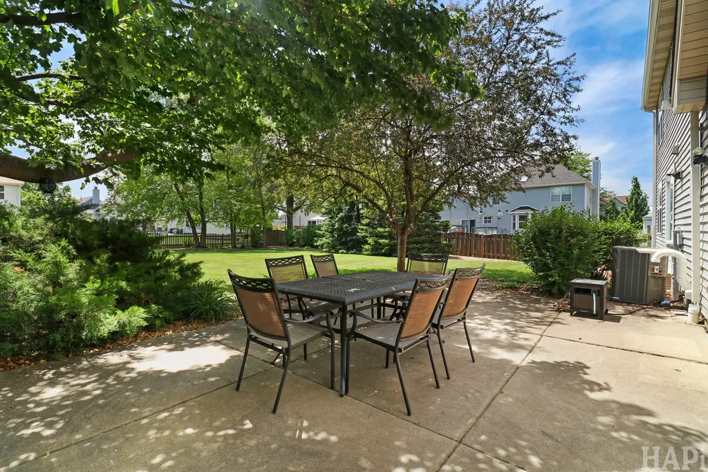 1090 Winding Glen Court Carol Stream IL 60188