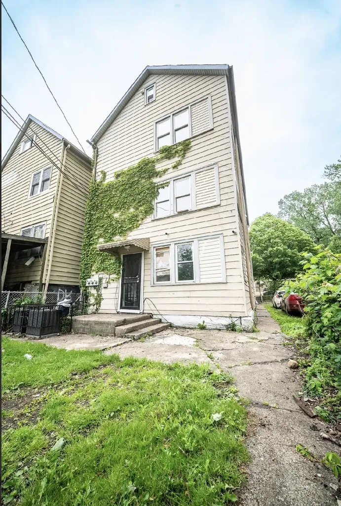 8942 South Baltimore Avenue Chicago IL 60617