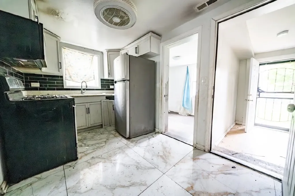 8942 South Baltimore Avenue Chicago IL 60617
