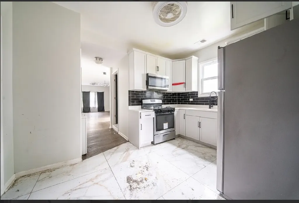 8942 South Baltimore Avenue Chicago IL 60617
