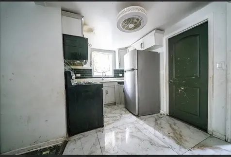8942 South Baltimore Avenue Chicago IL 60617