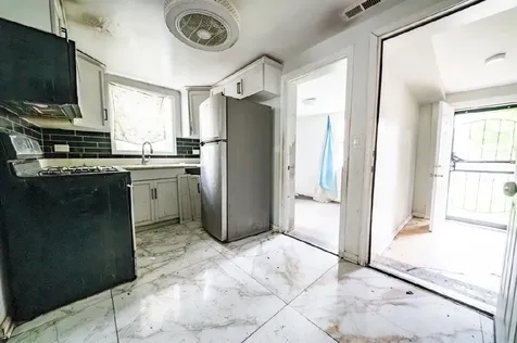 8942 South Baltimore Avenue Chicago IL 60617