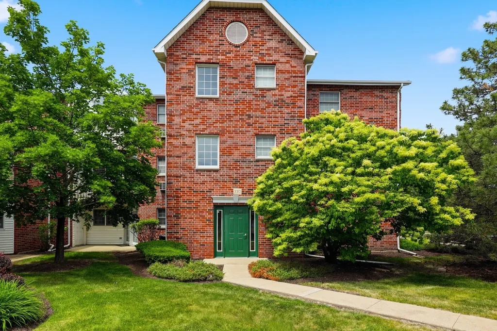 330 Leah Lane Woodstock IL 60098