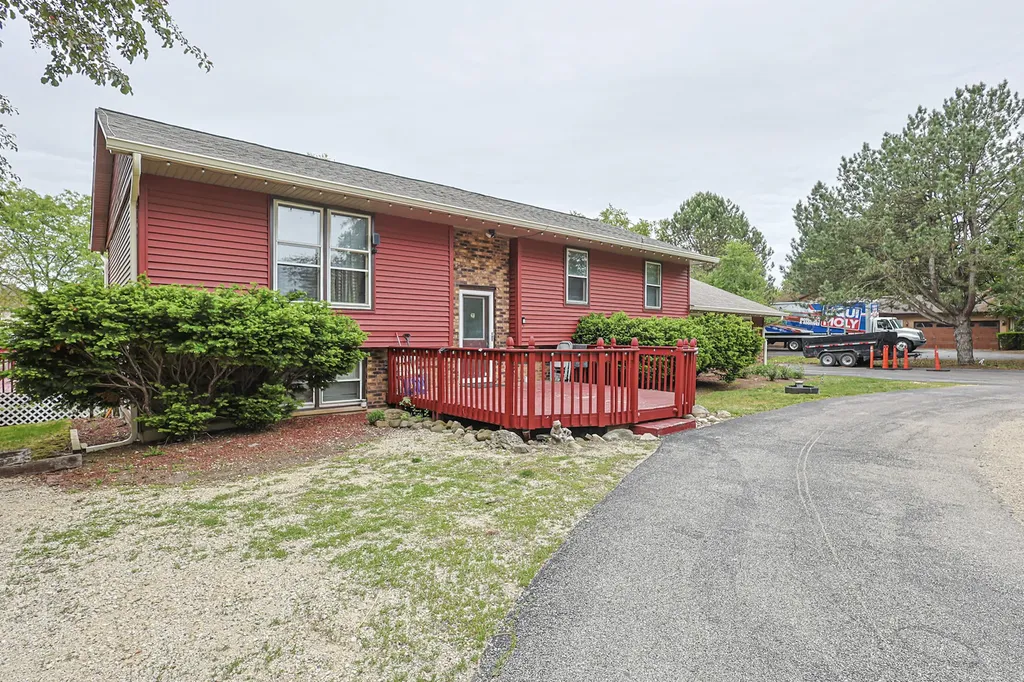 9012 Swanson Road Lake In The Hills IL 60156
