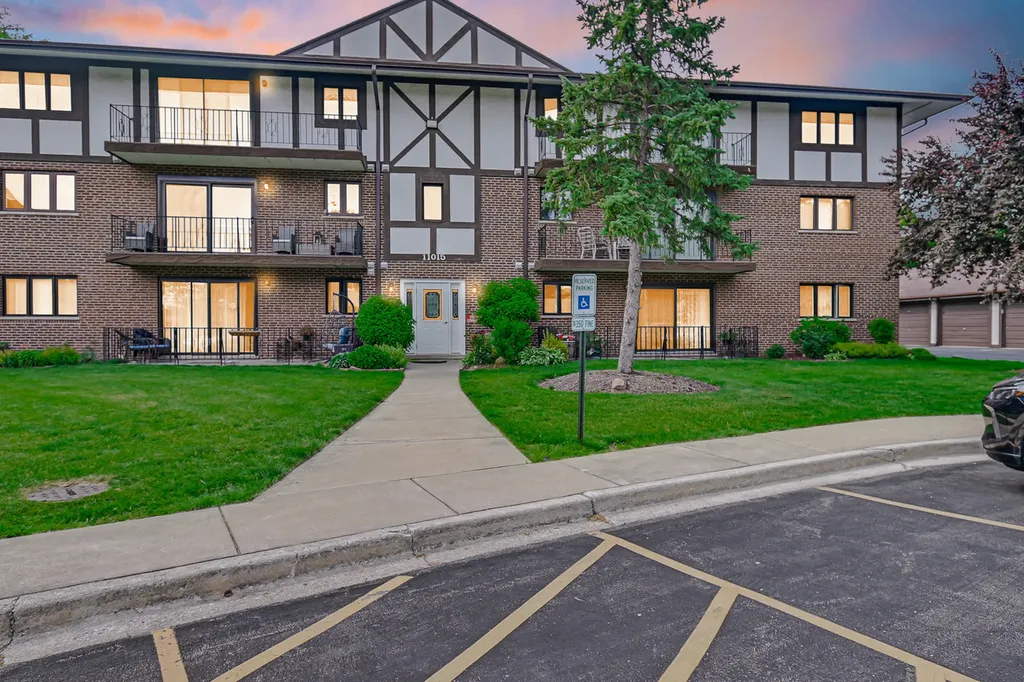 11015 South Theresa Circle Palos Hills IL 60465