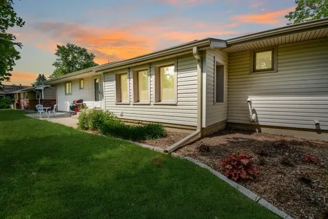 104 South Williamsburg Drive Bloomington IL 61704