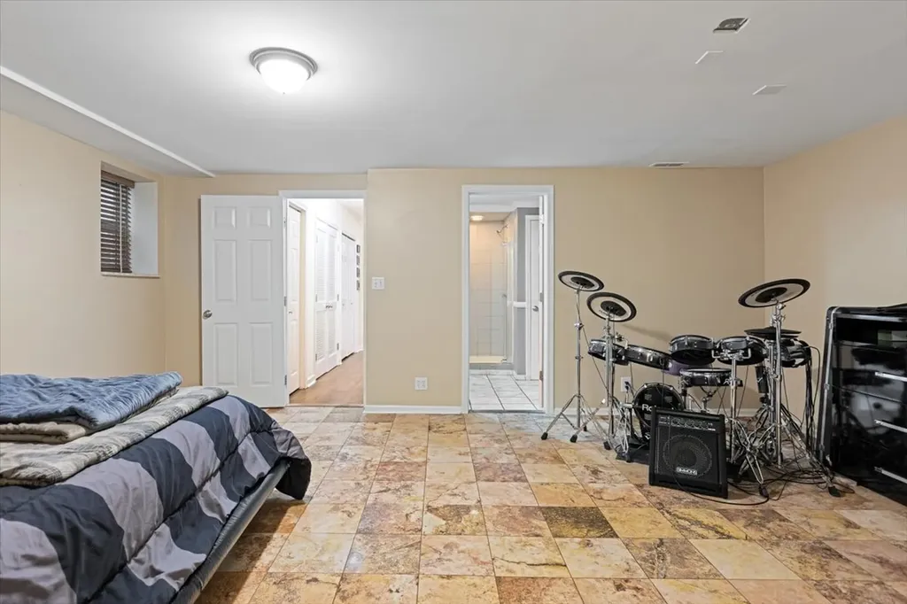 824 West Oakdale Avenue Chicago IL 60614