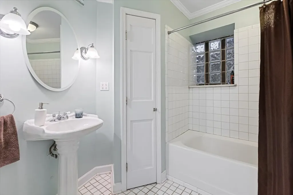 824 West Oakdale Avenue Chicago IL 60614