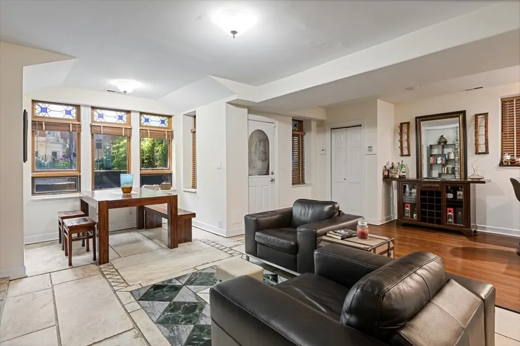 824 West Oakdale Avenue Chicago IL 60614