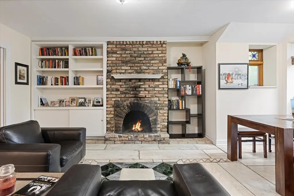 824 West Oakdale Avenue Chicago IL 60614