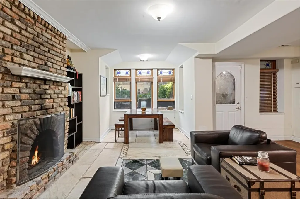 824 West Oakdale Avenue Chicago IL 60614