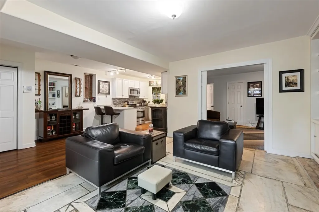 824 West Oakdale Avenue Chicago IL 60614