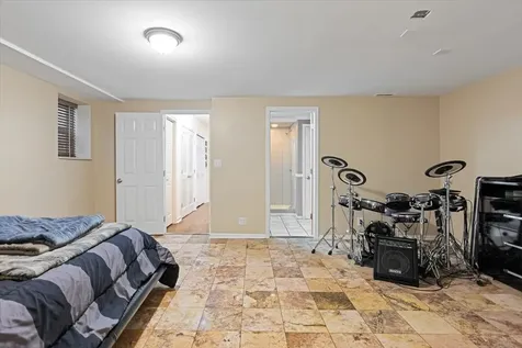 824 West Oakdale Avenue Chicago IL 60614