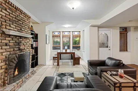 824 West Oakdale Avenue Chicago IL 60614