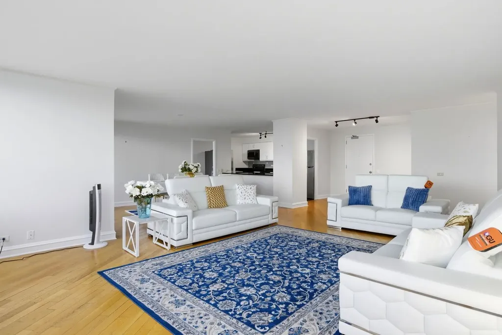 940 West Glenlake Avenue Chicago IL 60660
