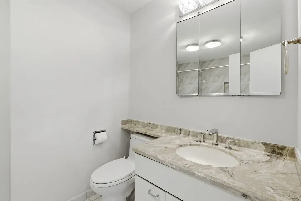 940 West Glenlake Avenue Chicago IL 60660