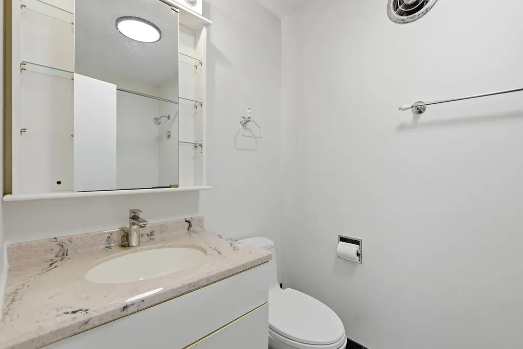940 West Glenlake Avenue Chicago IL 60660