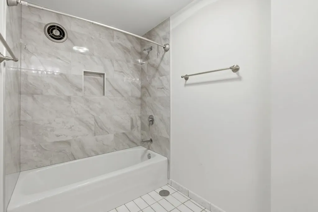940 West Glenlake Avenue Chicago IL 60660