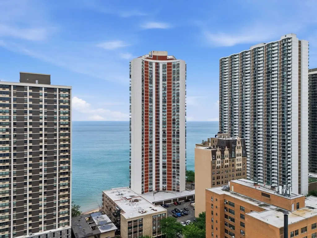 940 West Glenlake Avenue Chicago IL 60660