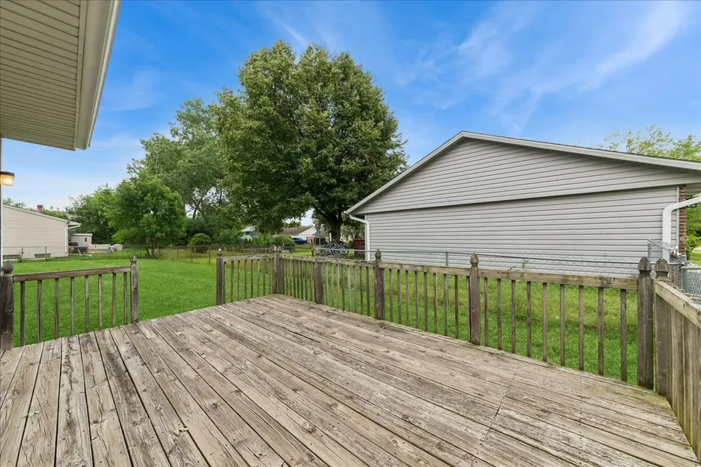715 Newport N Roselle IL 60172