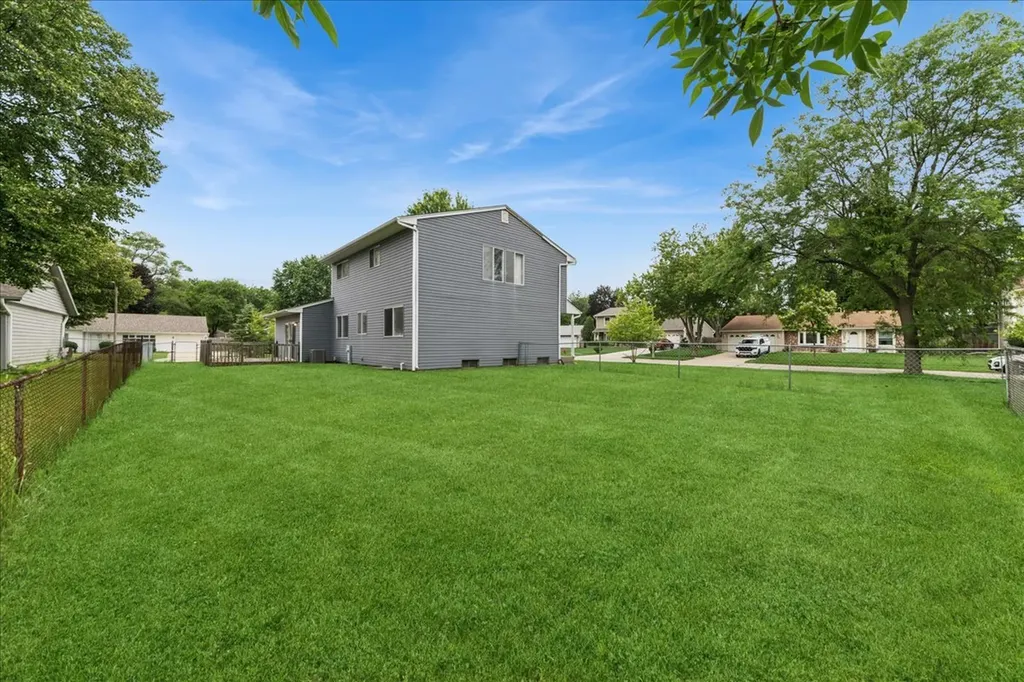 715 Newport N Roselle IL 60172