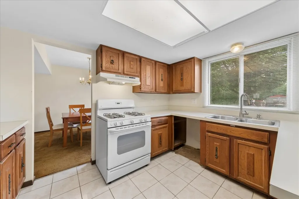 715 Newport N Roselle IL 60172