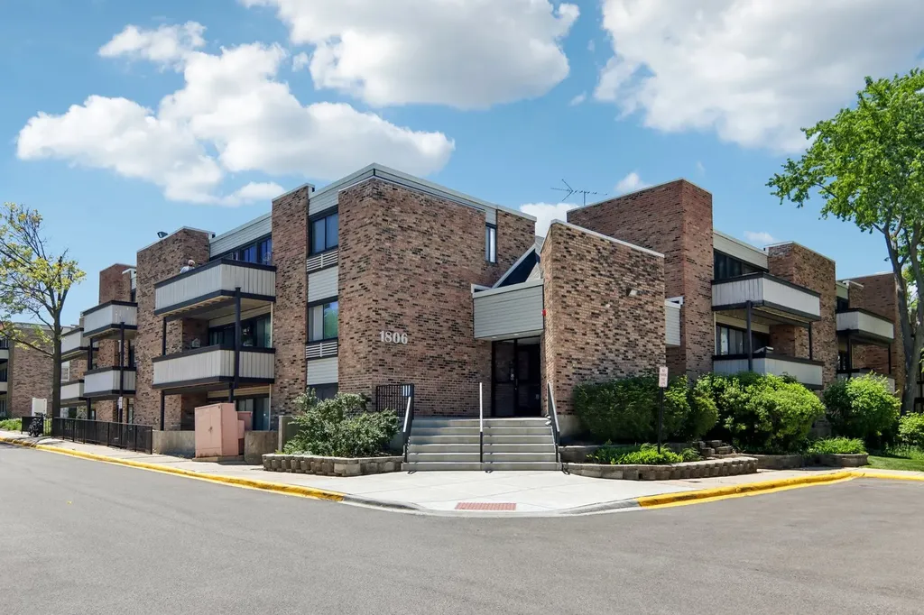 1806 Hemlock Place Schaumburg IL 60173
