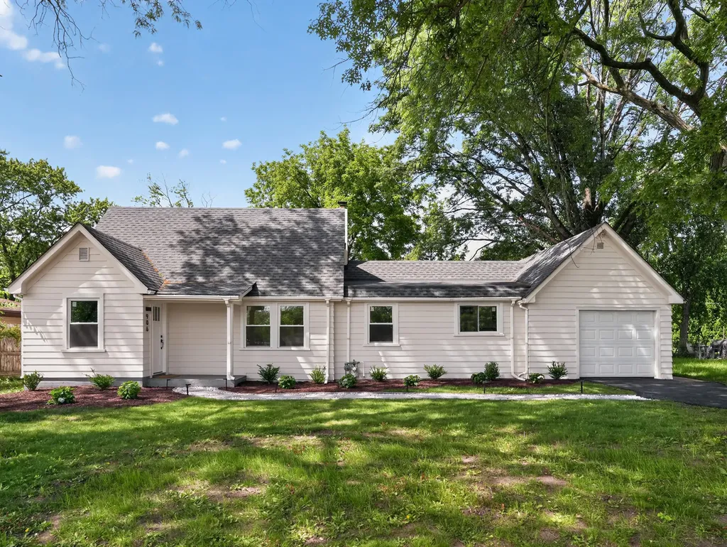 906 East Babcock Avenue Addison IL 60101