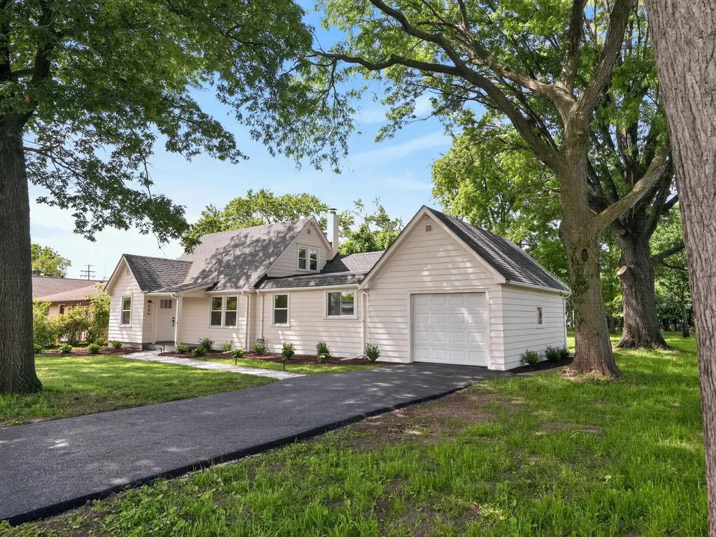 906 East Babcock Avenue Addison IL 60101