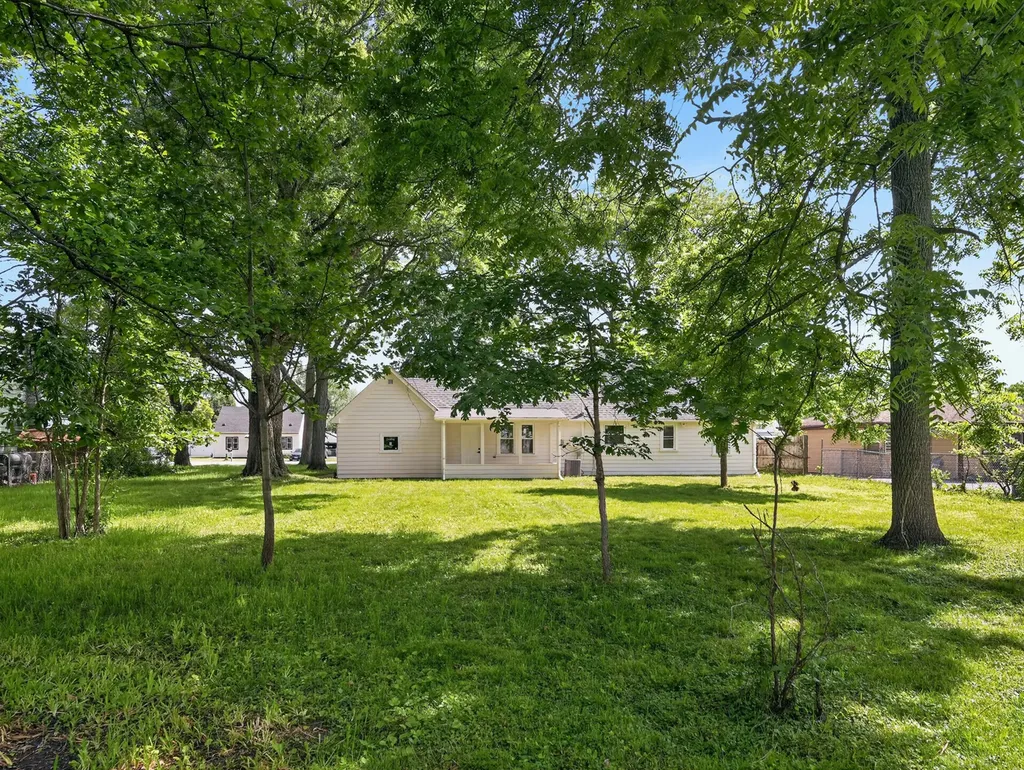 906 East Babcock Avenue Addison IL 60101