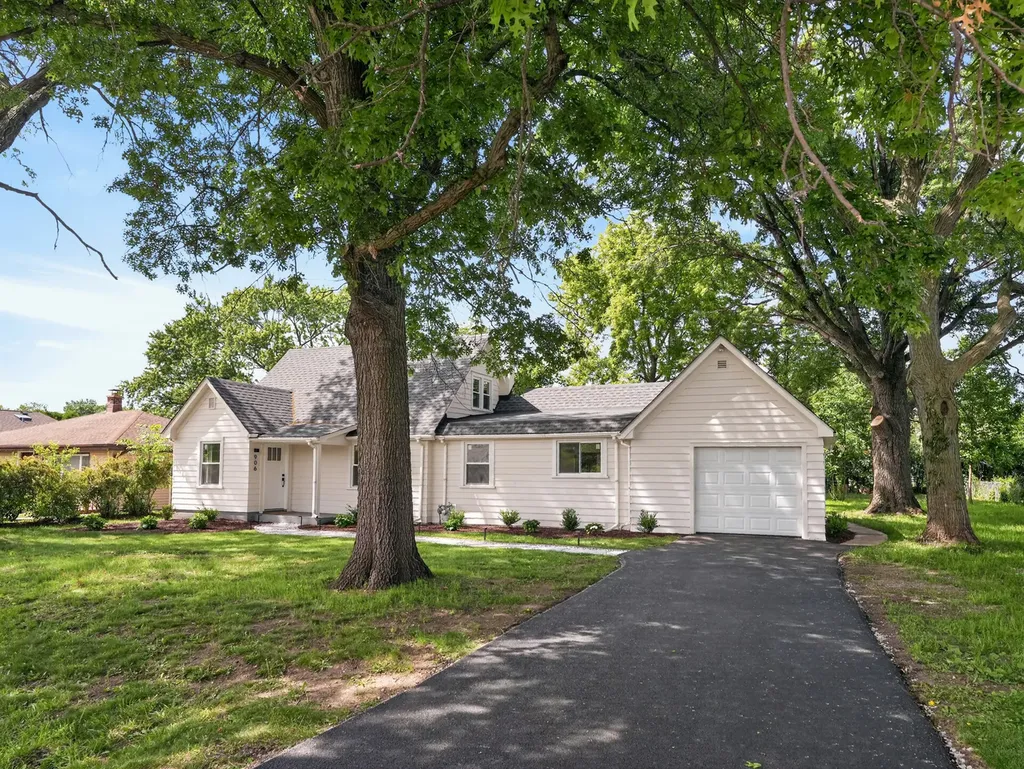 906 East Babcock Avenue Addison IL 60101