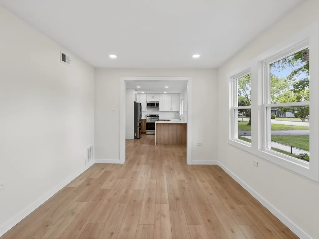 906 East Babcock Avenue Addison IL 60101