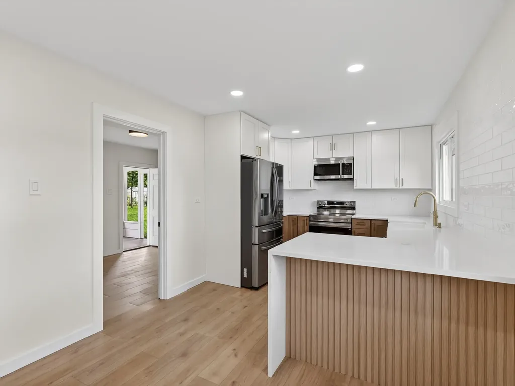 906 East Babcock Avenue Addison IL 60101