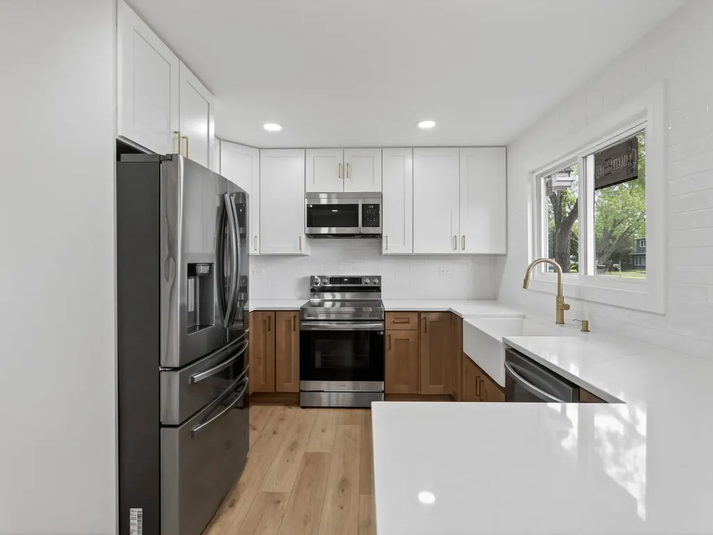 906 East Babcock Avenue Addison IL 60101