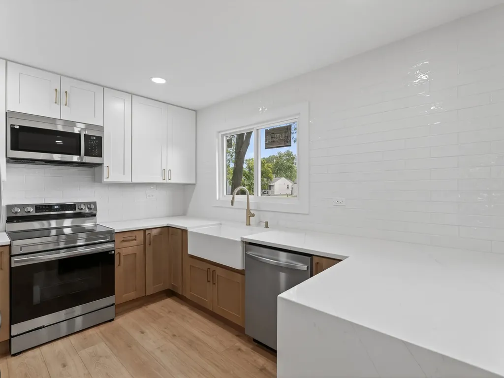 906 East Babcock Avenue Addison IL 60101