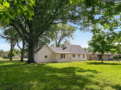 906 East Babcock Avenue Addison IL 60101