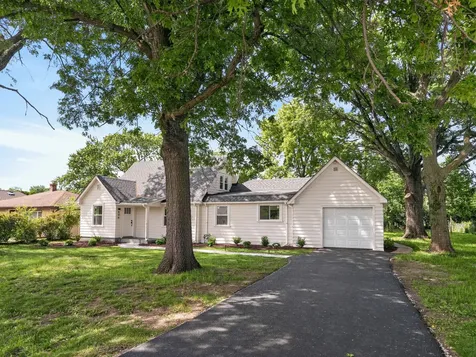 906 East Babcock Avenue Addison IL 60101