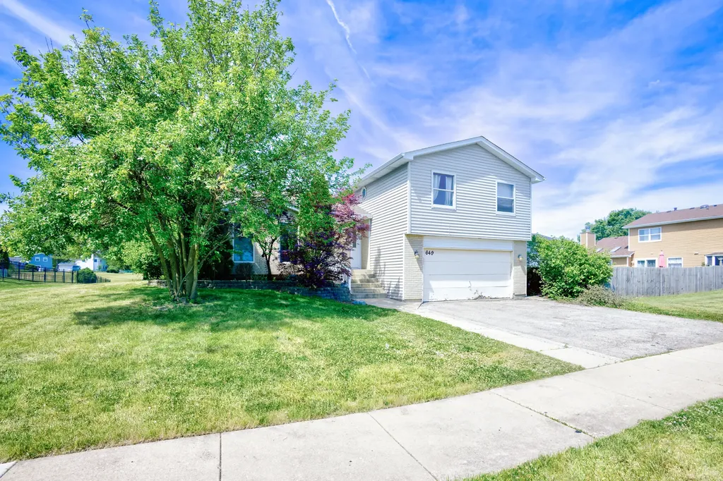 649 Hiawatha Drive Carol Stream IL 60188