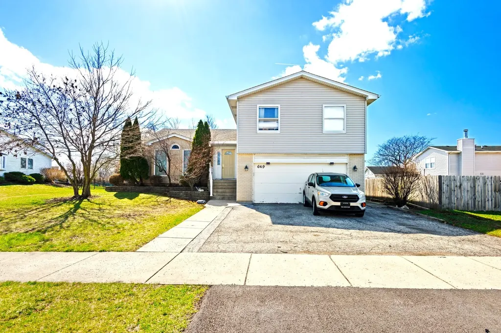 649 Hiawatha Drive Carol Stream IL 60188