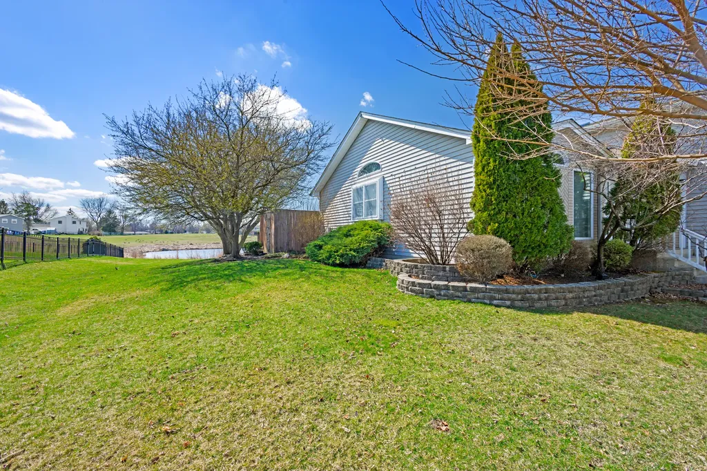 649 Hiawatha Drive Carol Stream IL 60188