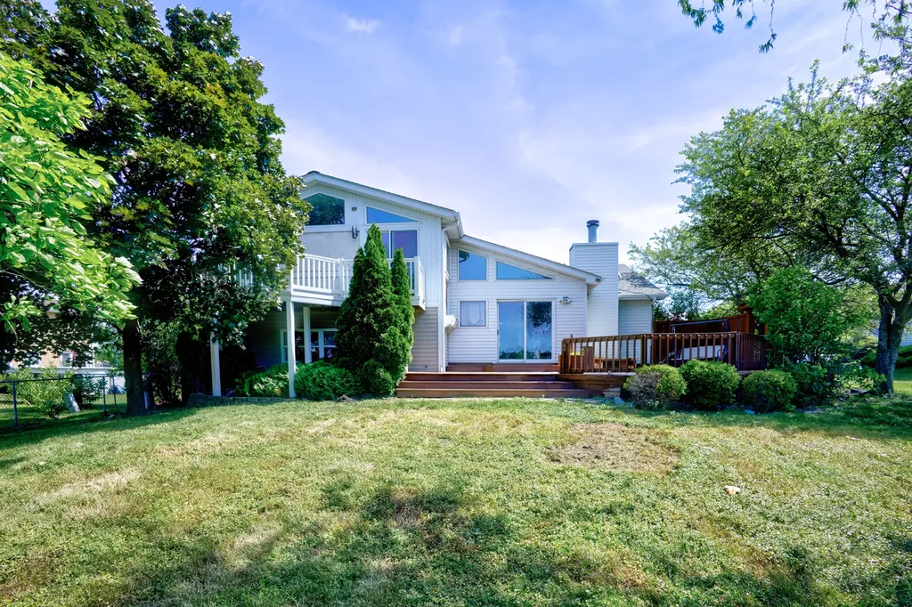 649 Hiawatha Drive Carol Stream IL 60188