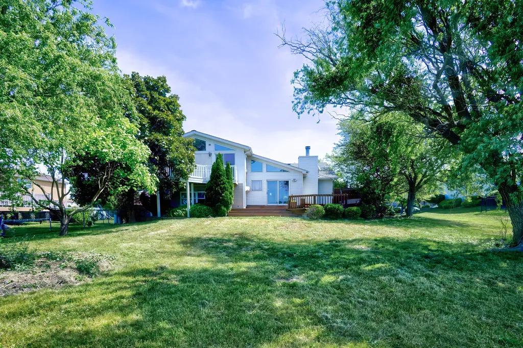 649 Hiawatha Drive Carol Stream IL 60188