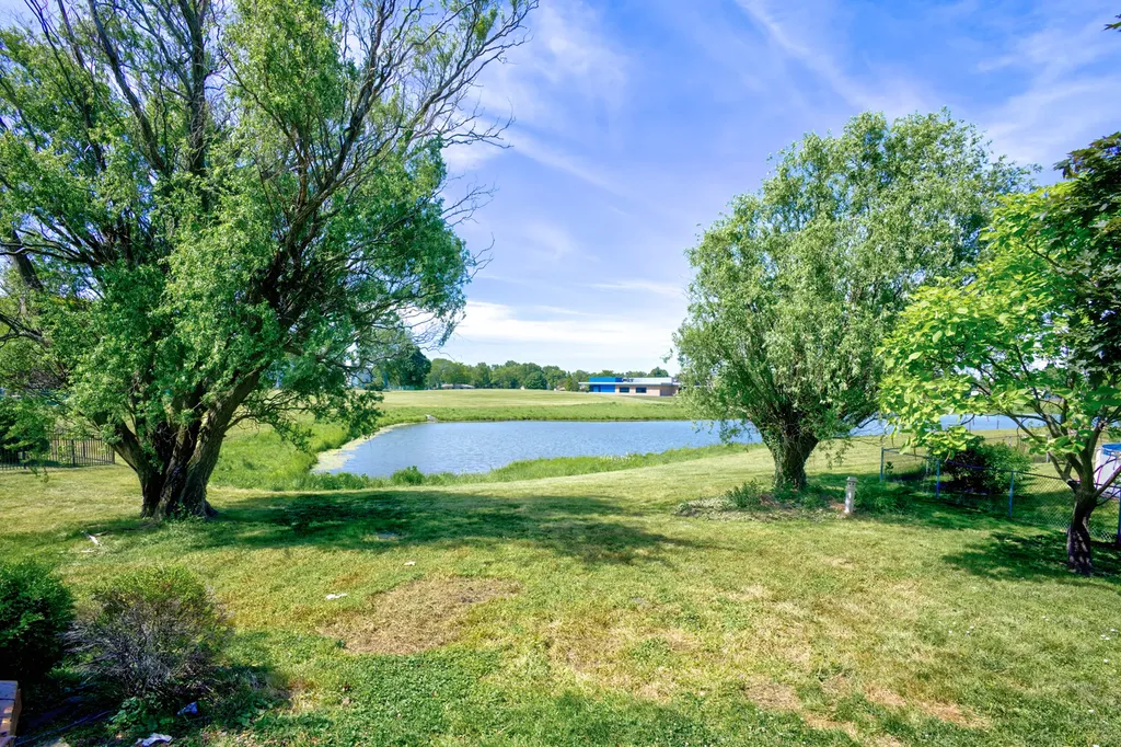 649 Hiawatha Drive Carol Stream IL 60188