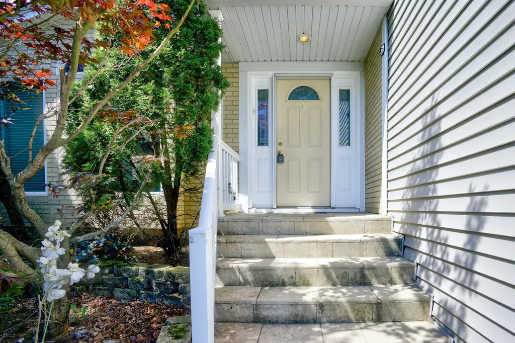 649 Hiawatha Drive Carol Stream IL 60188
