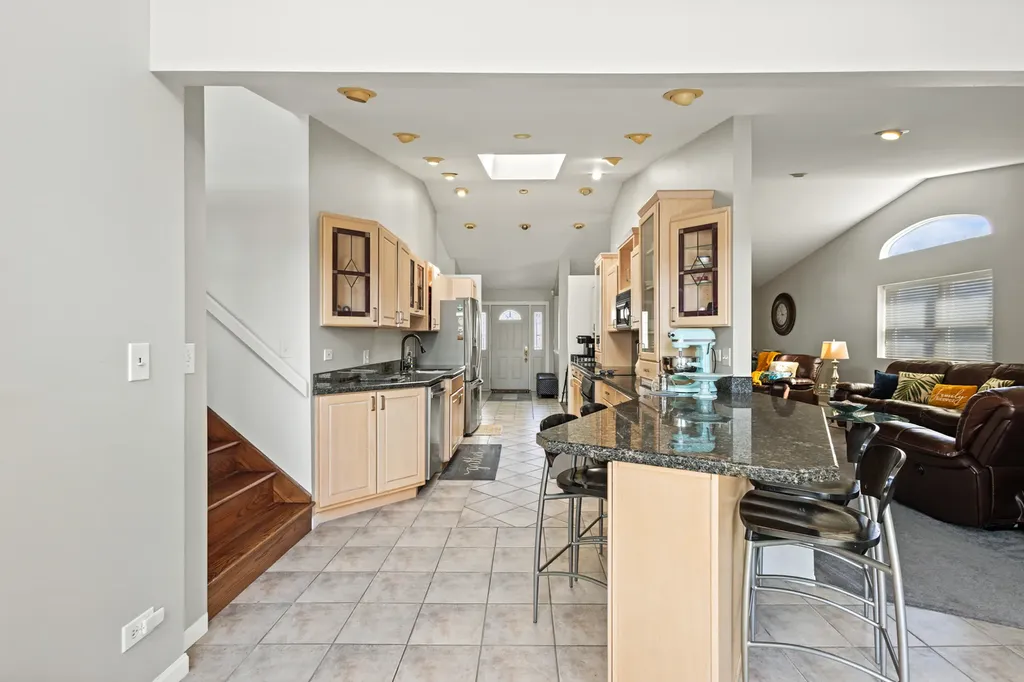 649 Hiawatha Drive Carol Stream IL 60188