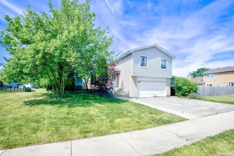 649 Hiawatha Drive Carol Stream IL 60188