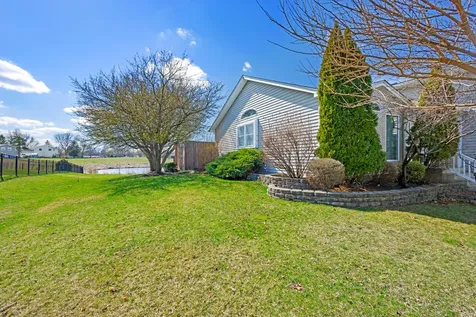 649 Hiawatha Drive Carol Stream IL 60188